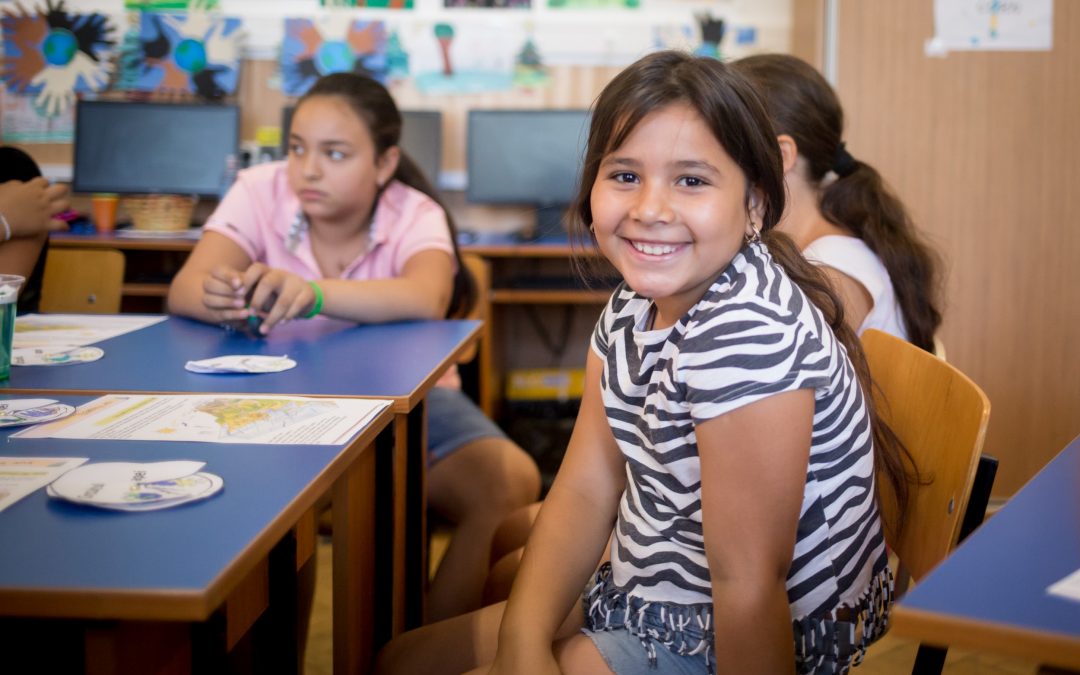 Fundația Globalworth încurajează copiii să meargă la școală prin susținerea programului de educație al United Way România